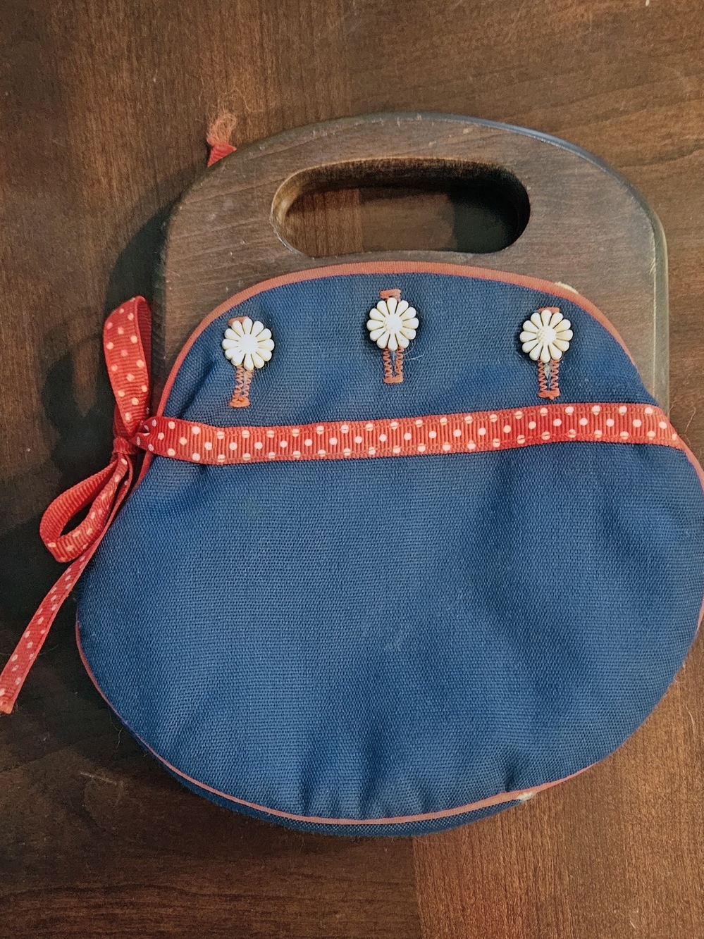 deLanthe VINTAGE 80's Wooden Handle Navy Blue/Red Trim And Daisy Accents Clutch